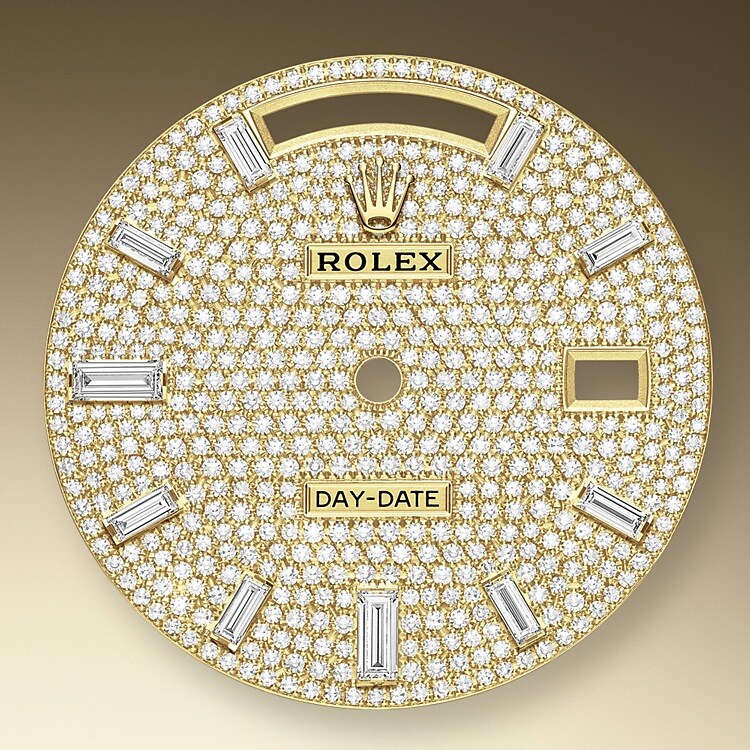 Das Diamantpavé-Zifferblatt ist ein harmonisches Zusammenspiel, das die Uhr veredelt und ihre Trägerin oder ihren Träger verzaubert. Edelsteinfasser bearbeiten das Edelmetall wie Bildhauer. Zu jedem Edelstein wird eine individuell passende Fassung gefertigt. Die sogenannten Körner werden von Hand gestochen. Neben der hohen Qualität der Steine sind auch noch andere Aspekte für eine ästhetische Edelsteinausfassung kennzeichnend: die präzise Höhenanordnung, Ausrichtung und Positionierung der Edelsteine, die Regelmäßigkeit, Festigkeit und Proportionen der Fassung sowie die komplexe Verarbeitung der Metalle.