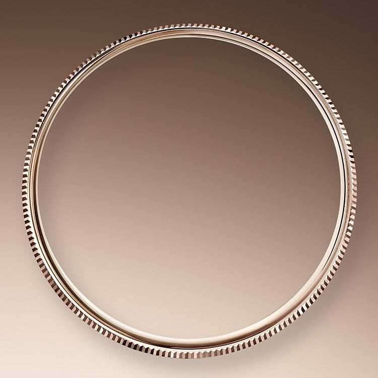 Während sich ihre runde Form, der klassische Durchmesser von 39 mm und das exklusive Gehäuse in 18 Karat Gold – das von Rolex in der hauseigenen Gießerei gegossen wird – der Tradition verdanken, verleihen ihre edlen Hornbügel, das polierte Finish und eine doppelte Lünette – die erste bombiert und die zweite fein geriffelt – der Cellini einen Hauch von Vornehmheit. Diese Riffelung, ein emblematisches Merkmal von Rolex, ist auch auf dem verschraubten Gehäuseboden zu finden, der wie in früheren Zeiten gewölbt ist.