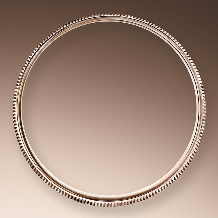 Während sich ihre runde Form, der klassische Durchmesser von 39 mm und das exklusive Gehäuse in 18 Karat Gold – das von Rolex in der hauseigenen Gießerei gegossen wird – der Tradition verdanken, verleihen ihre edlen Hornbügel, das polierte Finish und eine doppelte Lünette – die erste bombiert und die zweite fein geriffelt – der Cellini einen Hauch von Vornehmheit. Diese Riffelung, ein emblematisches Merkmal von Rolex, ist auch auf dem verschraubten Gehäuseboden zu finden, der wie in früheren Zeiten gewölbt ist.