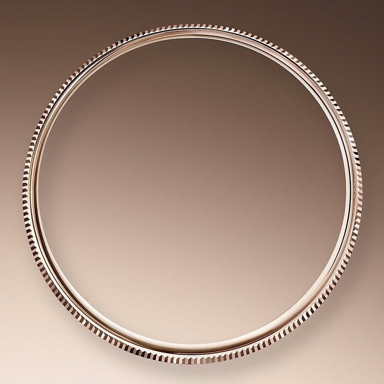 The round shape, classic 39 mm diameter, and the cases available exclusively in 18 ct gold – cast by Rolex in its own foundry – are marks of tradition, while the Cellini’s refined lugs, the polished finish and the double bezel – one domed and the second delicately fluted – add a touch of distinction. An emblematic Rolex feature, this fluting is also present on the screw-down case back, which is domed as in bygone eras.