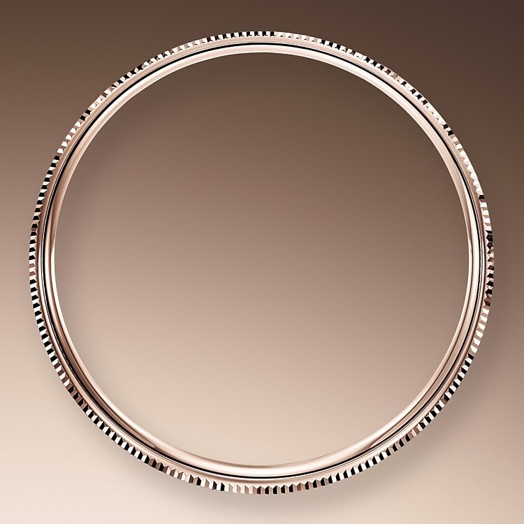 Während sich ihre runde Form, der klassische Durchmesser von 39 mm und das exklusive Gehäuse in 18 Karat Gold – das von Rolex in der hauseigenen Gießerei gegossen wird – der Tradition verdanken, verleihen ihre edlen Hornbügel, das polierte Finish und eine doppelte Lünette – die erste bombiert und die zweite fein geriffelt – der Cellini einen Hauch von Vornehmheit. Diese Riffelung, ein emblematisches Merkmal von Rolex, ist auch auf dem verschraubten Gehäuseboden zu finden, der wie in früheren Zeiten gewölbt ist.