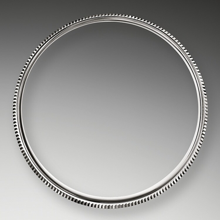 The round shape, classic 39 mm diameter, and the cases available exclusively in 18 ct gold – cast by Rolex in its own foundry – are marks of tradition, while the Cellini’s refined lugs, the polished finish and the double bezel – one domed and the second delicately fluted – add a touch of distinction. An emblematic Rolex feature, this fluting is also present on the screw-down case back, which is domed as in bygone eras.