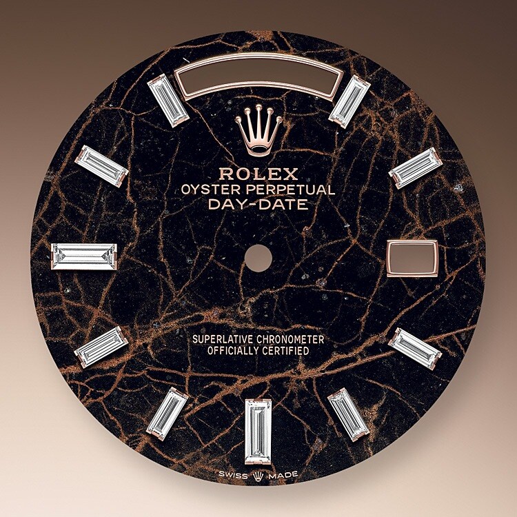 Das Zifferblatt verleiht einer Rolex Armbanduhr ein Gesicht sowie eine eigene Identität und sorgt überdies für perfekte Ablesbarkeit. Jedes Rolex Zifferblatt wird im eigenen Hause kreiert und fast vollständig in Handarbeit hergestellt, um seine Perfektion zu garantieren. Charakteristisches Merkmal sind die Indizes, die stets aus Gold gefertigt werden, um ihr Anlaufen zu verhindern.