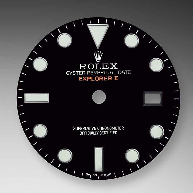 Bei der Modellvariante der Explorer II mit schwarzem Zifferblatt verbindet sich das schwarze Zentrum der Zeiger optisch mit dem Zifferblatt, sodass sich ein „Phantomeffekt“ ergibt, bei dem die Zeiger über dem Zifferblatt zu schweben scheinen – eine Remineszenz an das Modell aus dem Jahr 1971. Die Explorer II verfügt über eine Datumsanzeige, einen zusätzlichen orangefarbenen 24-Stunden-Zeiger und eine Lünette mit 24-Stunden-Graduierung, die die eindeutige Unterscheidung von Tag und Nacht ermöglicht. Sie wurde bald zur bevorzugten Armbanduhr von Speläologen, Vulkanologen und Polarforschern. Ihre Zeiger und Indizes gehören zu der gut ablesbaren Chromalight-Anzeige, die lange nachleuchtet.