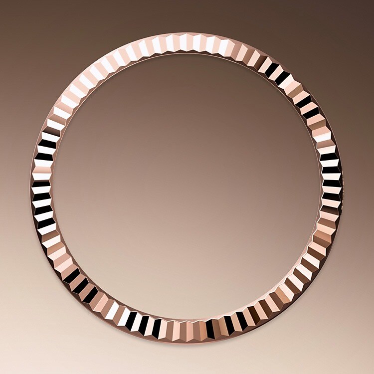 The Rolex fluted bezel is a mark of distinction. Originally, the fluting of the Oyster bezel had a functional purpose: it served to screw the bezel onto the case helping to ensure the waterproofness of the watch. It was therefore identical to the fluting on the case back, which was also screwed onto the case for waterproofness, using specific Rolex tools. Over time, the fluting became an aesthetic element, a genuine Rolex signature feature. Today the fluted bezel is a mark of distinction, in gold on this Datejust 31.