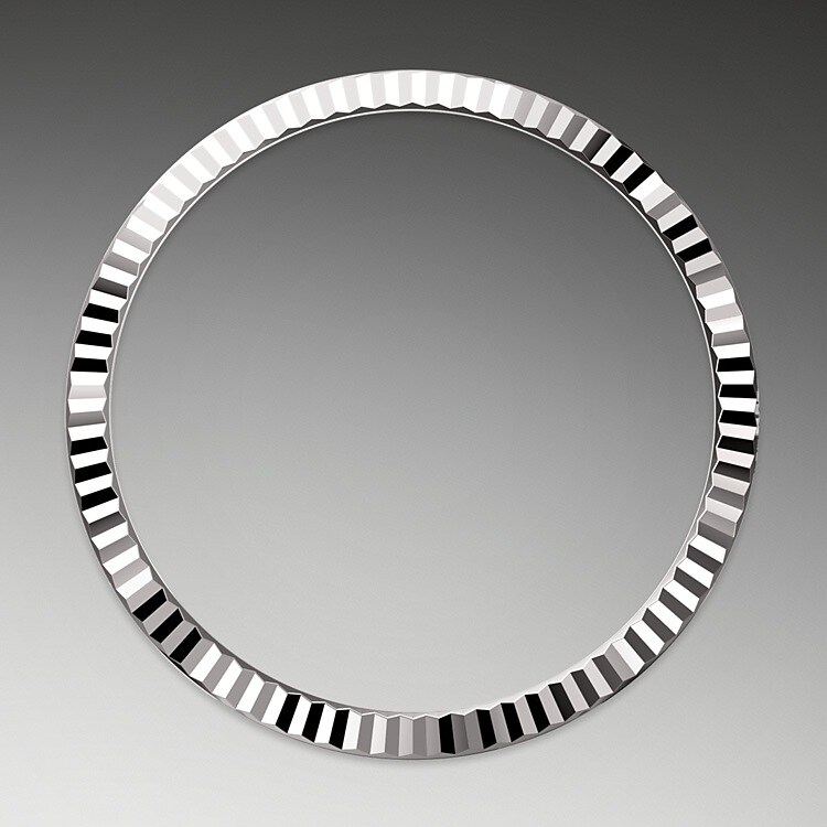 The Rolex fluted bezel is a mark of distinction. Originally, the fluting of the Oyster bezel had a functional purpose: it served to screw the bezel onto the case helping to ensure the waterproofness of the watch. It was therefore identical to the fluting on the case back, which was also screwed onto the case for waterproofness, using specific Rolex tools. Over time, the fluting became an aesthetic element, a genuine Rolex signature feature. Today the fluted bezel is a mark of distinction, in gold on this Day-Date 36.