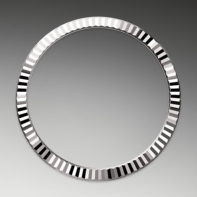 The Rolex fluted bezel is a mark of distinction. Originally, the fluting of the Oyster bezel had a functional purpose: it served to screw the bezel onto the case helping to ensure the waterproofness of the watch. It was therefore identical to the fluting on the case back, which was also screwed onto the case for waterproofness, using specific Rolex tools. Over time, the fluting became an aesthetic element, a genuine Rolex signature feature. Today the fluted bezel is a mark of distinction, in gold on this Day-Date 40.