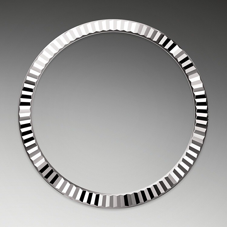 The Rolex fluted bezel is a mark of distinction. Originally, the fluting of the Oyster bezel had a functional purpose: it served to screw the bezel onto the case helping to ensure the waterproofness of the watch. It was therefore identical to the fluting on the case back, which was also screwed onto the case for waterproofness, using specific Rolex tools. Over time, the fluting became an aesthetic element, a genuine Rolex signature feature. Today the fluted bezel is a mark of distinction, in gold on this Day-Date 40.