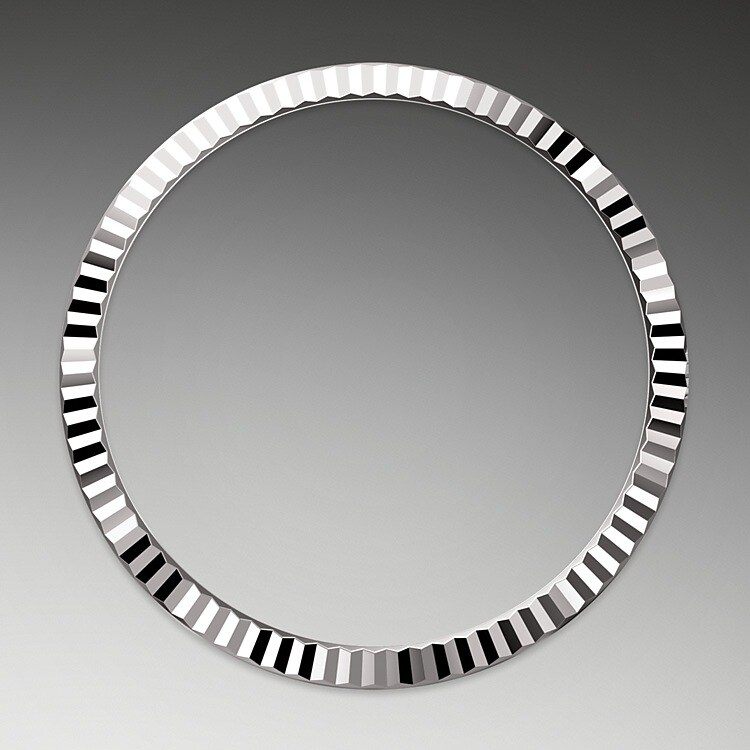 The Rolex fluted bezel is a mark of distinction. Originally, the fluting of the Oyster bezel had a functional purpose: it served to screw the bezel onto the case helping to ensure the waterproofness of the watch. It was therefore identical to the fluting on the case back, which was also screwed onto the case for waterproofness, using specific Rolex tools. Over time, the fluting became an aesthetic element, a genuine Rolex signature feature. Today the fluted bezel is a mark of distinction, in gold on this Datejust 36.