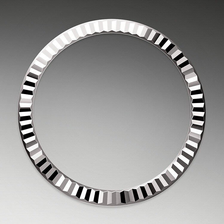 The Rolex fluted bezel is a mark of distinction. Originally, the fluting of the Oyster bezel had a functional purpose: it served to screw the bezel onto the case helping to ensure the waterproofness of the watch. It was therefore identical to the fluting on the case back, which was also screwed onto the case for waterproofness, using specific Rolex tools. Over time, the fluting became an aesthetic element, a genuine Rolex signature feature. Today the fluted bezel is a mark of distinction, in gold on this Lady-Datejust.