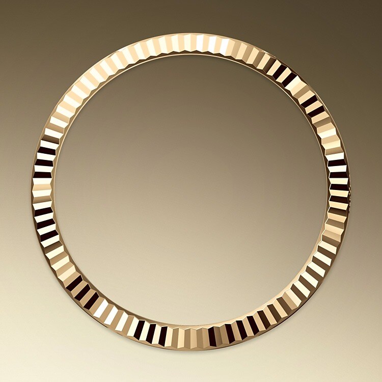 The Rolex fluted bezel is a mark of distinction. Originally, the fluting of the Oyster bezel had a functional purpose: it served to screw the bezel onto the case helping to ensure the waterproofness of the watch. It was therefore identical to the fluting on the case back, which was also screwed onto the case for waterproofness, using specific Rolex tools. Over time, the fluting became an aesthetic element, a genuine Rolex signature feature. Today the fluted bezel is a mark of distinction, in gold on this Day-Date 40.