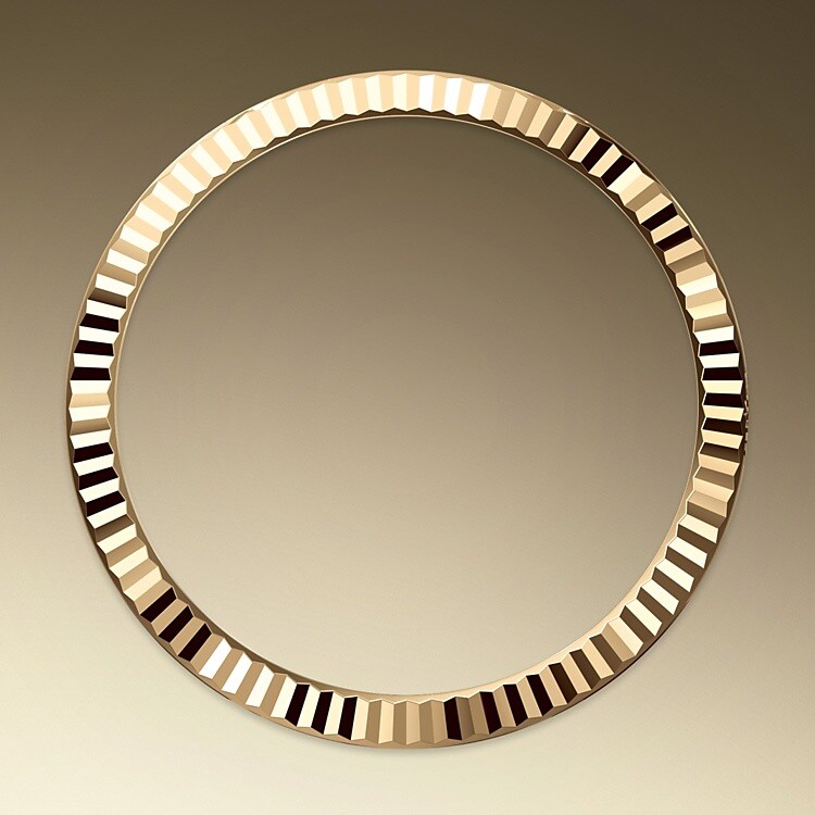 The Rolex fluted bezel is a mark of distinction. Originally, the fluting of the Oyster bezel had a functional purpose: it served to screw the bezel onto the case helping to ensure the waterproofness of the watch. It was therefore identical to the fluting on the case back, which was also screwed onto the case for waterproofness, using specific Rolex tools. Over time, the fluting became an aesthetic element, a genuine Rolex signature feature. Today the fluted bezel is a mark of distinction, in gold on this Day-Date 40.
