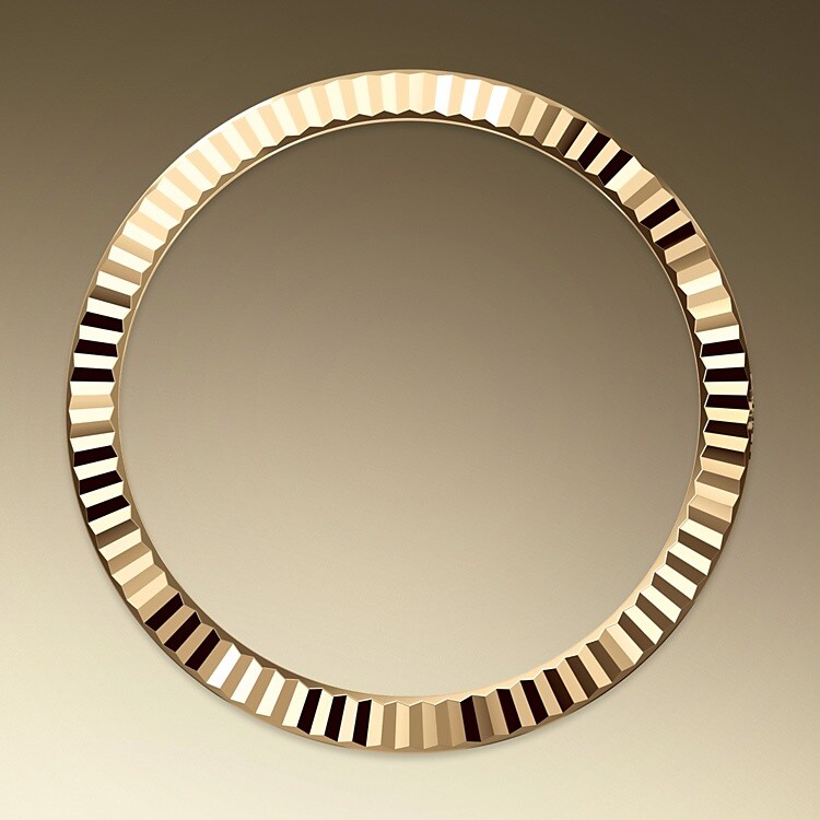 The Rolex fluted bezel is a mark of distinction. Originally, the fluting of the Oyster bezel had a functional purpose: it served to screw the bezel onto the case helping to ensure the waterproofness of the watch. It was therefore identical to the fluting on the case back, which was also screwed onto the case for waterproofness, using specific Rolex tools. Over time, the fluting became an aesthetic element, a genuine Rolex signature feature. Today the fluted bezel is a mark of distinction, in gold on this Datejust 41.
