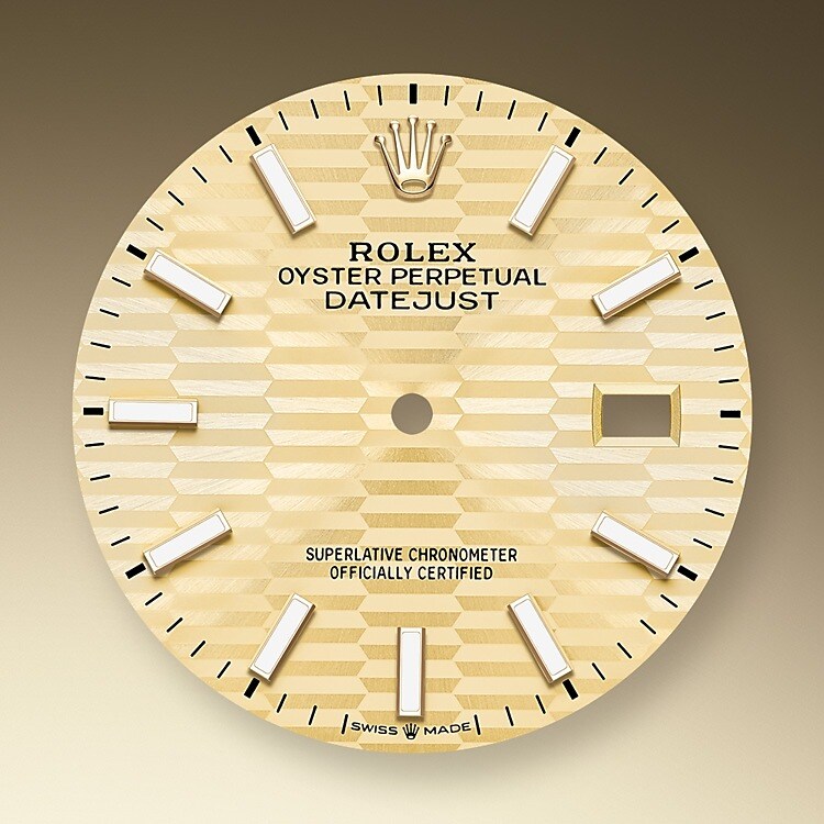 Das Zifferblatt verleiht einer Rolex Armbanduhr ein Gesicht sowie eine eigene Identität und sorgt überdies für perfekte Ablesbarkeit. Jedes Rolex Zifferblatt wird im eigenen Hause kreiert und fast vollständig in Handarbeit hergestellt, um seine Perfektion zu garantieren. Charakteristisches Merkmal sind die Indizes, die stets aus Gold gefertigt werden, um ihr Anlaufen zu verhindern.