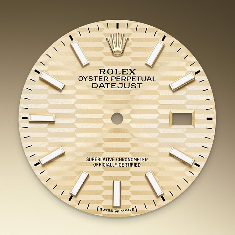 Das Riffelmuster ist die grafische Umsetzung einer Rolex Signatur: der Riffelung der Lünette, die ausschließlich bei bestimmten Armbanduhren der Kategorie „Klassisch“ zu finden ist. Diese Zifferblätter mit Riffelmuster, gefertigt aus Materialien, die aus den Tiefen der Zeit stammen, und unter Einsatz von Spitzentechnologie, verleihen der zeitlosen Datejust Intensität und Raffinesse.
