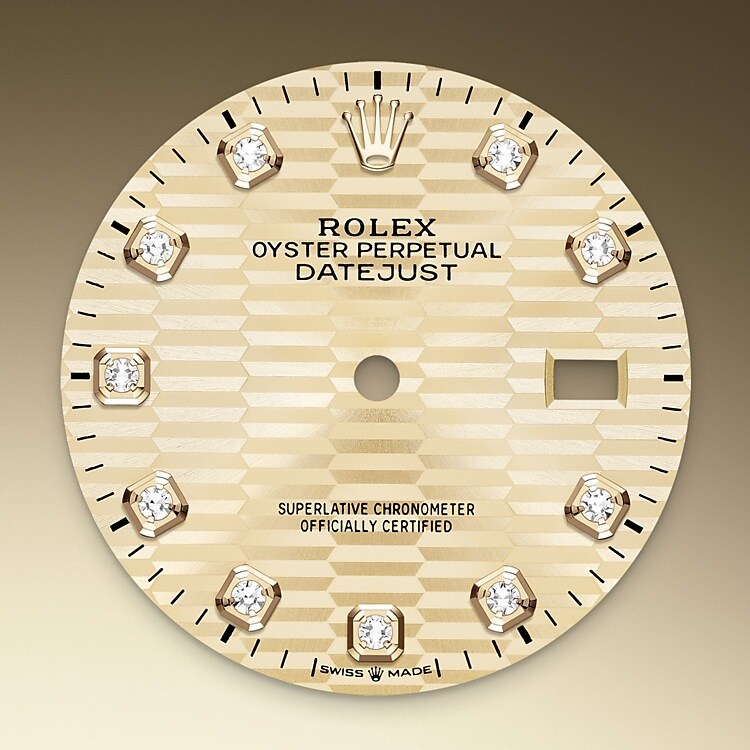 Dieses Zifferblatt verfügt über Diamanten, Fassung 18 Karat Gold. Das Riffelmuster ist die grafische Umsetzung einer Rolex Signatur: der Riffelung der Lünette, die ausschließlich bei bestimmten Armbanduhren der Kategorie „Klassisch“ zu finden ist. Diese Zifferblätter mit Riffelmuster, gefertigt aus Materialien, die aus den Tiefen der Zeit stammen, und unter Einsatz von Spitzentechnologie, verleihen der zeitlosen Datejust Intensität und Raffinesse.