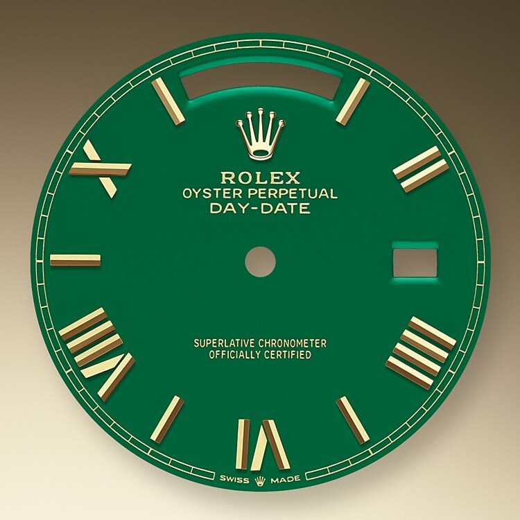 Le cadran confère aux montres Rolex leur apparence caractéristique : il est le premier garant de leur identité et de leur lisibilité. Reconnaissables à leurs index des heures, fabriqués en or afin de ne jamais ternir, tous les cadrans Rolex sont mis au point et fabriqués en interne, en grande partie à la main pour un résultat parfait.