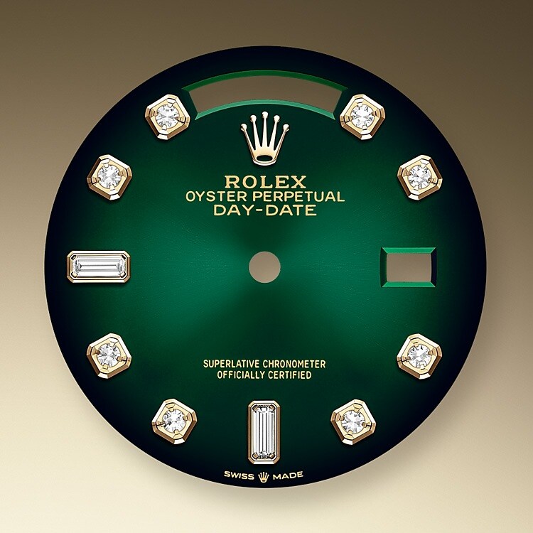 Das Zifferblatt verleiht einer Rolex Armbanduhr ein Gesicht sowie eine eigene Identität und sorgt überdies für perfekte Ablesbarkeit. Jedes Rolex Zifferblatt wird im eigenen Hause kreiert und fast vollständig in Handarbeit hergestellt, um seine Perfektion zu garantieren. Charakteristisches Merkmal sind die Indizes, die stets aus 18 Karat Gold gefertigt werden, um ihr Anlaufen zu verhindern.