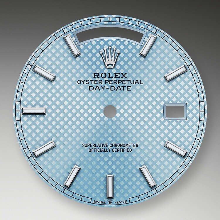 Das eisblaue Zifferblatt ist das dezente und exklusive Markenzeichen einer Rolex Platinuhr. Rolex verwendet Platin, das edelste unter den Metallen für die feinsten Armbanduhren.