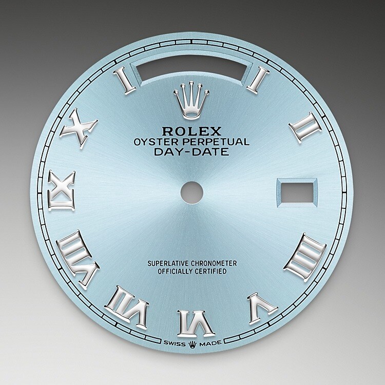 Das eisblaue Zifferblatt ist das dezente und exklusive Erkennungsmerkmal einer Rolex Armbanduhr in Platin. Rolex verwendet Platin, das edelste unter den Metallen für die feinsten Armbanduhren. Diese exklusiven Zifferblätter sind nur an der Day‑Date und dem Cosmograph Daytona zu finden.