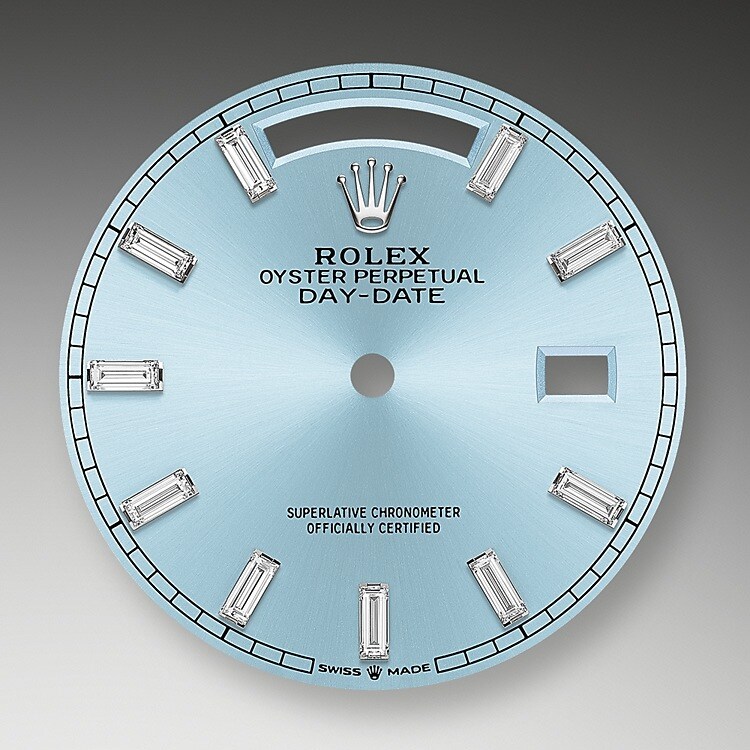 Das eisblaue Zifferblatt ist das dezente und exklusive Erkennungsmerkmal einer Rolex Armbanduhr in Platin. Rolex verwendet Platin, das edelste unter den Metallen für die feinsten Armbanduhren. Diese exklusiven Zifferblätter sind nur an der Day‑Date und dem Cosmograph Daytona zu finden.