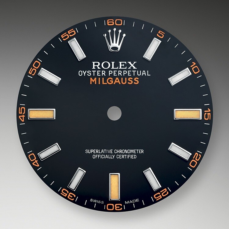 Das Zifferblatt der Milgauss GV ist schwarz mit weißen Leuchtindizes, unterbrochen von orangefarbenen Leuchtindizes bei 3, 6 und 9 Uhr. Das grünschimmernde Saphirglas, das die Ablesbarkeit in keiner Weise beeinträchtigt, ist eine Rolex Innovation.