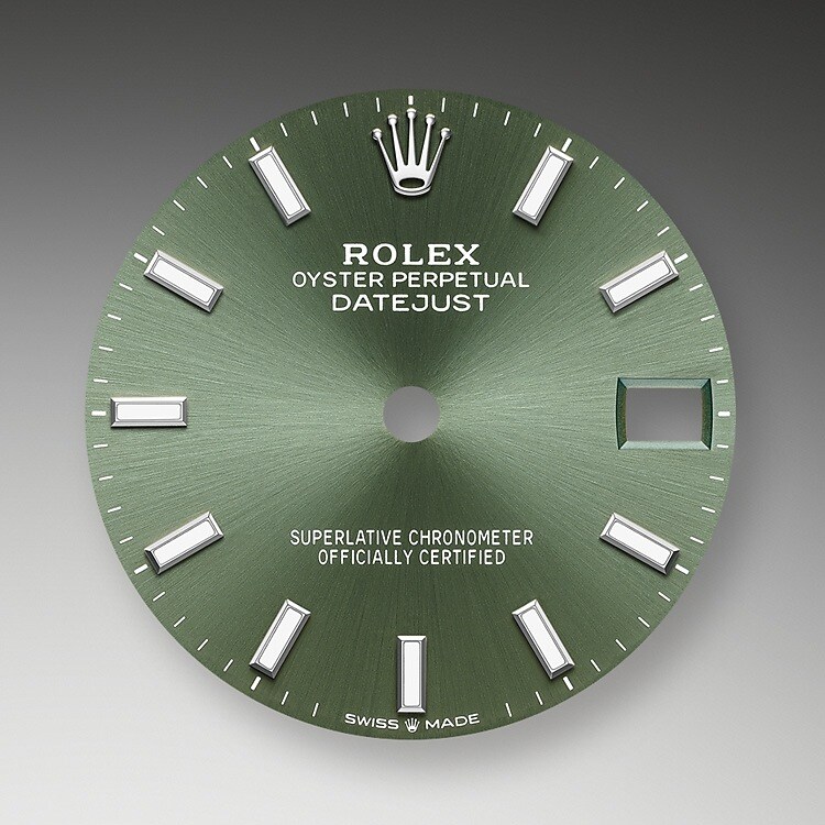 Le cadran confère aux montres Rolex leur apparence caractéristique : il est le premier garant de leur identité et de leur lisibilité. Reconnaissables à leurs index des heures, fabriqués en or afin de ne jamais ternir, tous les cadrans Rolex sont mis au point et fabriqués en interne, en grande partie à la main pour un résultat parfait.