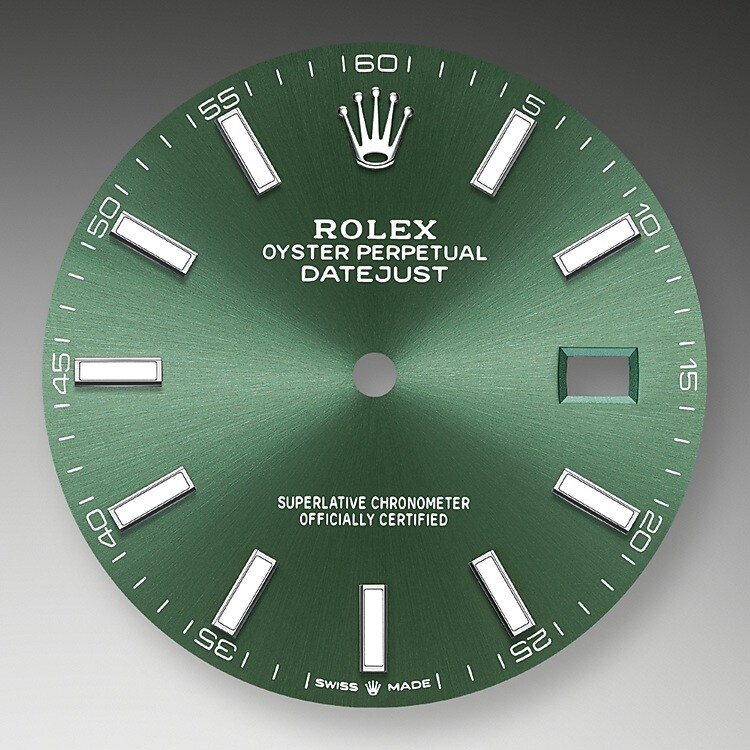 Das Zifferblatt verleiht einer Rolex Armbanduhr ein Gesicht sowie eine eigene Identität und sorgt überdies für perfekte Ablesbarkeit. Jedes Rolex Zifferblatt wird im eigenen Hause kreiert und fast vollständig in Handarbeit hergestellt, um seine Perfektion zu garantieren. Charakteristisches Merkmal sind die Indizes, die stets aus Gold gefertigt werden, um ihr Anlaufen zu verhindern.
