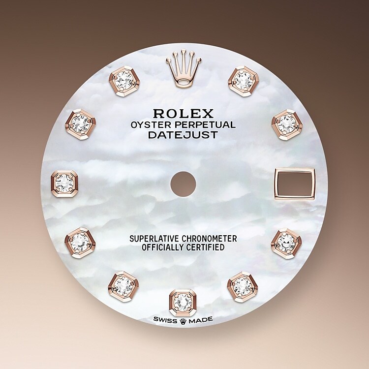 Mother-of-pearl is by its nature full of mystery and surprises. Depending on its origin, it can be pink, white, black or yellow. It differs in colour, intensity and structure according to the part of the shell from which it is extracted.