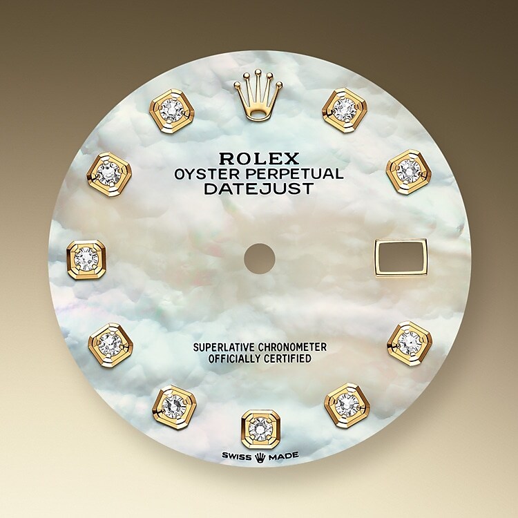 Mother-of-pearl is by its nature full of mystery and surprises. Depending on its origin, it can be pink, white, black or yellow. It differs in color, intensity and structure according to the part of the shell from which it is extracted.