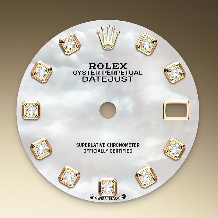 Dieses Zifferblatt verfügt über Diamanten, Fassung 18 Karat Gold. Perlmutt ist von Natur aus voller Geheimnisse und Überraschungen. Abhängig von seinem Ursprung kann es roséfarben, weiß, schwarz oder gelb sein und je nach dem, aus welchem Teil der Muschelschale es entnommen wurde, können Farbintensität und Farbstruktur variieren. Rolex färbt Perlmutt niemals künstlich ein. Arbeitsaufwand und Kunstfertigkeit heben lediglich seine natürliche Schönheit hervor, ohne dabei die ursprüngliche Farbnuancierung zu verändern. Alle Zifferblätter aus Perlmutt sind Unikate. Nie wird ein identisches Zifferblatt ein anderes Handgelenk zieren.