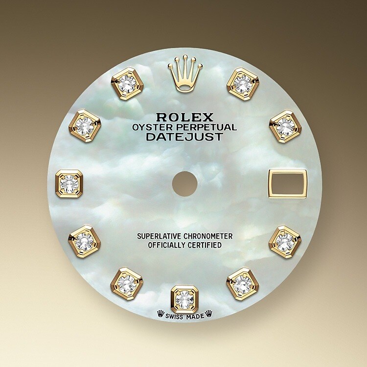 La nacre est par nature pleine de mystères et de surprises. En fonction de son origine, elle peut être rose, blanche, noire ou jaune. L’intensité de sa couleur et sa structure varient en fonction de la partie du coquillage dont elle est issue. Chez Rolex, la nacre n’est jamais artificiellement colorée. Au contraire, tout le savoir‑faire et l’expérience de la marque sont mis en œuvre pour souligner sa beauté naturelle et préserver ses teintes d’origine. Les cadrans en nacre étant uniques, jamais un cadran identique à celui de votre montre ne viendra décorer un autre poignet.