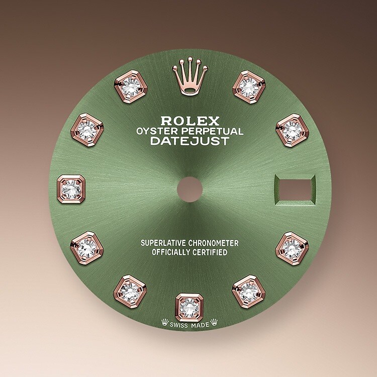 Das Zifferblatt verleiht einer Rolex Armbanduhr ein Gesicht sowie eine eigene Identität und sorgt überdies für perfekte Ablesbarkeit. Jedes Rolex Zifferblatt wird im eigenen Hause kreiert und fast vollständig in Handarbeit hergestellt, um seine Perfektion zu garantieren. Charakteristisches Merkmal sind die Indizes, die stets aus Gold gefertigt werden, um ihr Anlaufen zu verhindern.