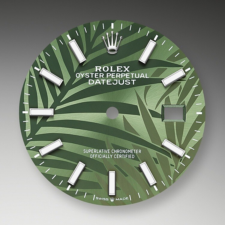 Das Zifferblatt verleiht einer Rolex Armbanduhr ein Gesicht sowie eine eigene Identität und sorgt überdies für perfekte Ablesbarkeit. Jedes Rolex Zifferblatt wird im eigenen Hause kreiert und fast vollständig in Handarbeit hergestellt, um seine Perfektion zu garantieren. Charakteristisches Merkmal sind die Indizes, die stets aus Gold gefertigt werden, um ihr Anlaufen zu verhindern.