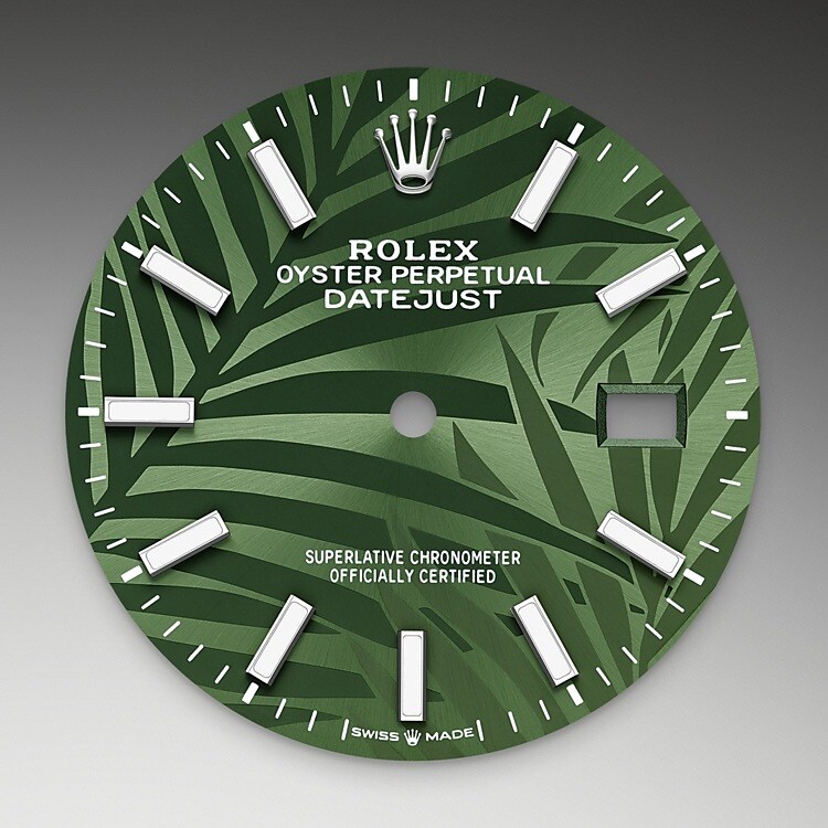 Rolex has the necessary know-how and equipment to regularly create new looks for the dials of its watches. The brand’s designers took the traditional sunray finish – a characteristic feature of Rolex dials – as the backdrop onto which a motif is engraved with a femtosecond laser, which uses ultrashort electromagnetic pulses to finely mark the surface. Inspired by lush vegetation, the ‘palm’ motif depicts palm branches whose overlapping fronds create effects of light and shade.
