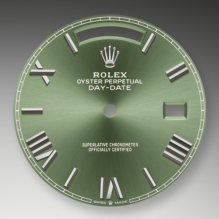 Le cadran confère aux montres Rolex leur apparence caractéristique : il est le premier garant de leur identité et de leur lisibilité. Reconnaissables à leurs index des heures, fabriqués en or afin de ne jamais ternir, tous les cadrans Rolex sont mis au point et fabriqués en interne, en grande partie à la main pour un résultat parfait.