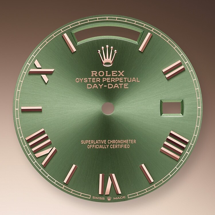 Der Radialschliff auf den Rolex Zifferblättern ist in der Uhrmacherei ein bevorzugtes Verfahren, um Farbe mit einem intensiven Metallton auf das Zifferblatt aufzubringen, wie es bei Silbergrau, Rhodium und Ruthenium der Fall ist. Meistens dient eine galvanische Versilberung als Grundschicht für den Radialschliff. Auf die so vorbereiteten Zifferblätter wird dann eine weitere Farbe aufgetragen. Manchmal werden Farbtöne − wie Champagner − aus mehreren Metallen erzeugt.