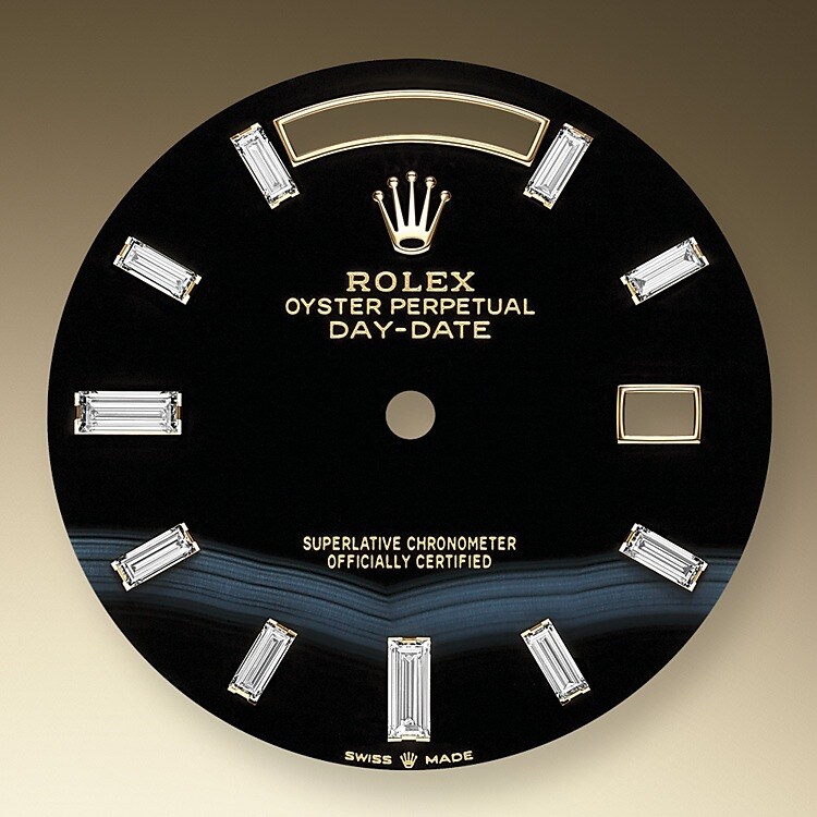 Das Zifferblatt verleiht einer Rolex Armbanduhr ein Gesicht sowie eine eigene Identität und sorgt überdies für perfekte Ablesbarkeit. Jedes Rolex Zifferblatt wird im eigenen Hause kreiert und fast vollständig in Handarbeit hergestellt, um seine Perfektion zu garantieren. Charakteristisches Merkmal sind die Indizes, die stets aus Gold gefertigt werden, um ihr Anlaufen zu verhindern.