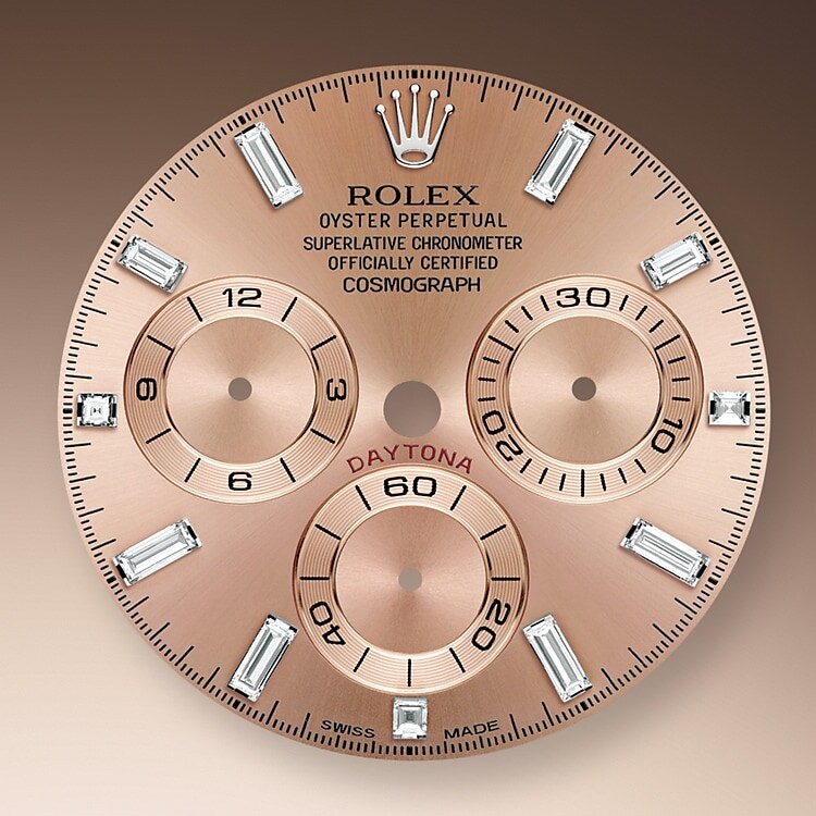 Das Roséfarben Zifferblatt mit gewendelten Totalisatoren dieses Modells verfügt über applizierte Indizes aus 18 Karat Gold und Zeiger in Chromalight, einer lange nachleuchtenden Leuchtmasse.