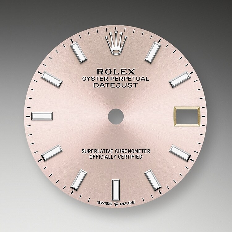 Der Radialschliff auf den Rolex Zifferblättern ist in der Uhrmacherei ein bevorzugtes Verfahren, um Farbe mit einem intensiven Metallton auf das Zifferblatt aufzubringen, wie es bei Silbergrau, Rhodium und Ruthenium der Fall ist.
