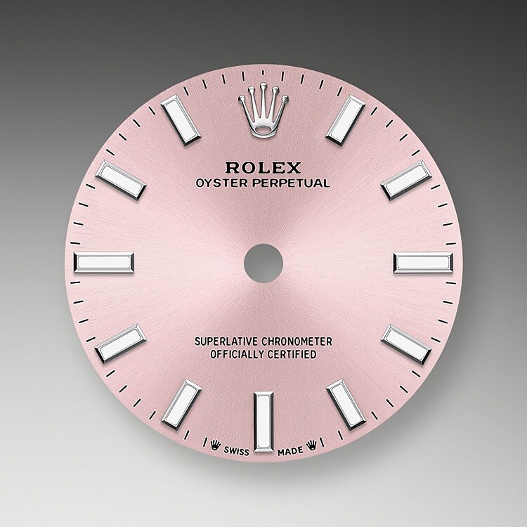Le cadran confère aux montres Rolex leur apparence caractéristique : il est le premier garant de leur identité et de leur lisibilité. Reconnaissables à leurs index des heures, fabriqués en or afin de ne jamais ternir, tous les cadrans Rolex sont mis au point et fabriqués en interne, en grande partie à la main pour un résultat parfait.