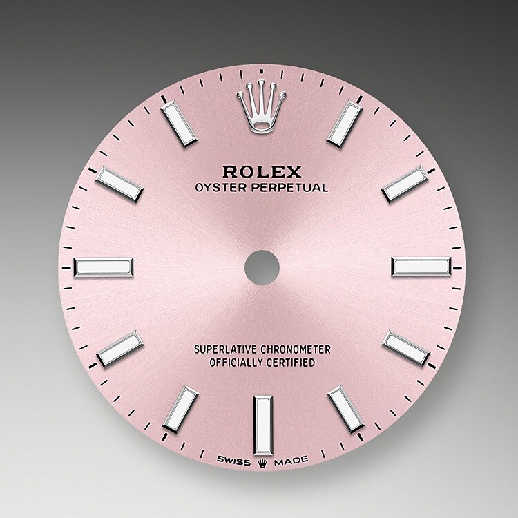 Das Zifferblatt verleiht einer Rolex Armbanduhr ein Gesicht sowie eine eigene Identität und sorgt überdies für perfekte Ablesbarkeit. Jedes Rolex Zifferblatt wird im eigenen Hause kreiert und fast vollständig in Handarbeit hergestellt, um seine Perfektion zu garantieren. Charakteristisches Merkmal sind die Indizes, die stets aus Gold gefertigt werden, um ihr Anlaufen zu verhindern.
