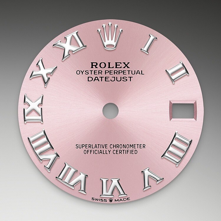 La finition soleil permet d’obtenir des reflets ondoyants sur de nombreux cadrans de la collection Oyster Perpetual. Créée par un brossage circulaire continu parfaitement maîtrisé, elle présente des stries allant du centre du cadran vers l’extérieur. En se reflétant de manière à la fois régulière et aléatoire sur ces gravures, la lumière produit un chatoiement délicat et des reflets subtils caractéristiques de cette technique. Une fois la finition soleil réalisée, le cadran est coloré par un traitement PVD ( Physical Vapour Deposition , dépôt physique en phase vapeur) ou par un procédé de galvanoplastie. Une infime couche de vernis lui confère ensuite son rendu final.