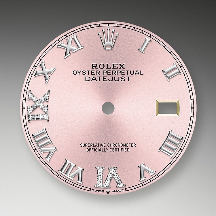 La finition soleil permet d’obtenir des reflets ondoyants sur de nombreux cadrans de la collection Oyster Perpetual. Créée par des brossages successifs parfaitement maîtrisés, elle présente des stries allant du centre du cadran vers l’extérieur. En se reflétant de manière à la fois régulière et aléatoire sur ces gravures, la lumière produit un chatoiement délicat et des reflets subtils caractéristiques de cette technique. Une fois la finition soleil réalisée, le cadran est coloré par un traitement PVD (Physical Vapour Deposition) ou par un procédé de galvanoplastie. Une infime couche de vernis lui confère ensuite son rendu final.