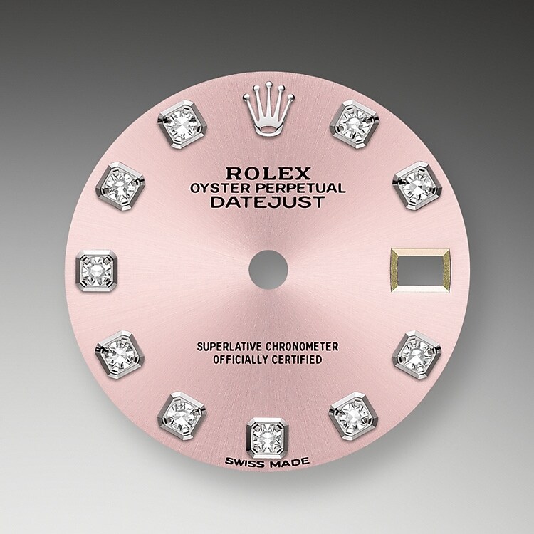 Der Radialschliff auf den Rolex Zifferblättern ist in der Uhrmacherei ein bevorzugtes Verfahren, um Farbe mit einem intensiven Metallton auf das Zifferblatt aufzubringen, wie es bei Silbergrau, Rhodium und Ruthenium der Fall ist.