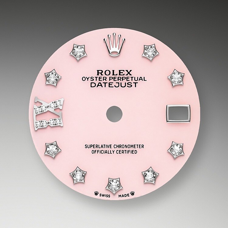 Le cadran confère aux montres Rolex leur apparence caractéristique : il est le premier garant de leur identité et de leur lisibilité. Reconnaissables à leurs index des heures, fabriqués en or afin de ne jamais ternir, tous les cadrans Rolex sont mis au point et fabriqués en interne, en grande partie à la main pour un résultat parfait.