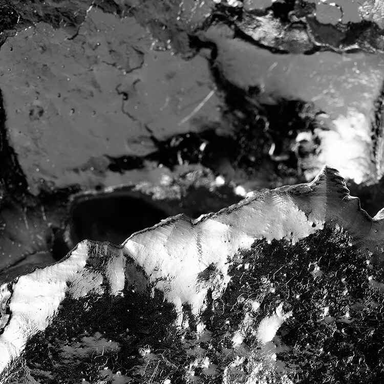 Das seltene und kostbare Platin besticht durch sein silbernes Weiß und seine strahlende Leuchtkraft. Als eines der dichtesten und schwersten Metalle überhaupt verfügt es über einzigartige physikalische und chemische Eigenschaften, darunter eine außergewöhnliche Korrosionsbeständigkeit. Paradoxerweise ist es aber auch weich, elastisch und hochgradig verformbar, sodass seine mechanische Bearbeitung und Politur außergewöhnlich schwierig sind und höchstes handwerkliches Können erfordern. Rolex verwendet ausschließlich Platin 950, eine Legierung mit einem Platinanteil von 950‰ (Tausendstel), die in höchster Präzision in den hauseigenen Feinmetallwerkstätten von Rolex hergestellt wird. Das edelste unter den Metallen für die feinsten Armbanduhren.