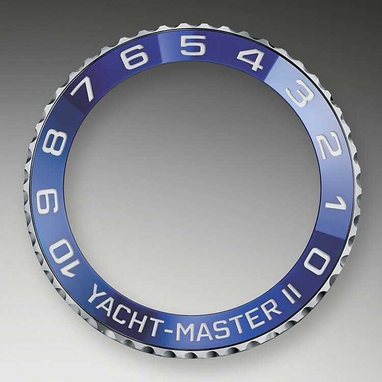 Rolex a atteint la perfection lorsqu’elle s’est employée à redéfinir la finalité et la fonctionnalité de la lunette. En général, la lunette est indépendante du mécanisme interne ; la lunette Ring Command du chronographe de régate Yacht‑Master II, elle, fonctionne de pair avec ce mécanisme. Composant mécanique lié au mouvement, la lunette constitue un élément clé du compte à rebours programmable, car elle permet un réglage et une synchronisation calés sur la séquence des départs de course. Complexité du design, facilité d’utilisation : la lunette est à la fois belle et fonctionnelle.
