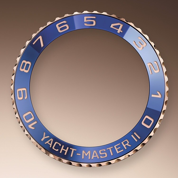 Rolex a atteint la perfection lorsqu’elle s’est employée à redéfinir la finalité et la fonctionnalité de la lunette. En général, la lunette est indépendante du mécanisme interne ; la lunette Ring Command du chronographe de régate Yacht‑Master II, elle, fonctionne de pair avec ce mécanisme. Composant mécanique lié au mouvement, la lunette constitue un élément clé du compte à rebours programmable, car elle permet un réglage et une synchronisation calés sur la séquence des départs de course. Complexité du design, facilité d’utilisation : la lunette est à la fois belle et fonctionnelle.
