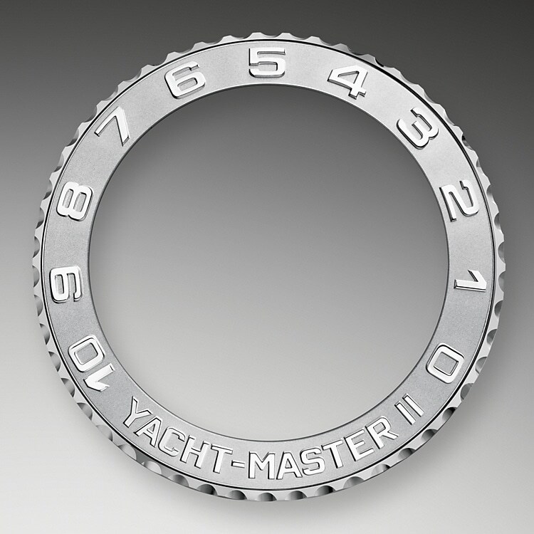 Rolex hat viel Aufwand betrieben, Sinn und Zweck einer Lünette neu zu definieren – und es dabei zur Perfektion gebracht. Üblicherweise besteht zwischen einer Lünette und dem Inneren einer Uhr keine Verbindung, doch die Ring-Command-Lünette des Yacht-Master II Regatta-Chronographen hebt diese Trennung auf.